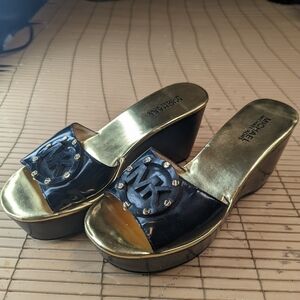 MICHAEL KORS "Montgomery" brass studs, big Logo Sandal Shiny Vachetta Patent Lea